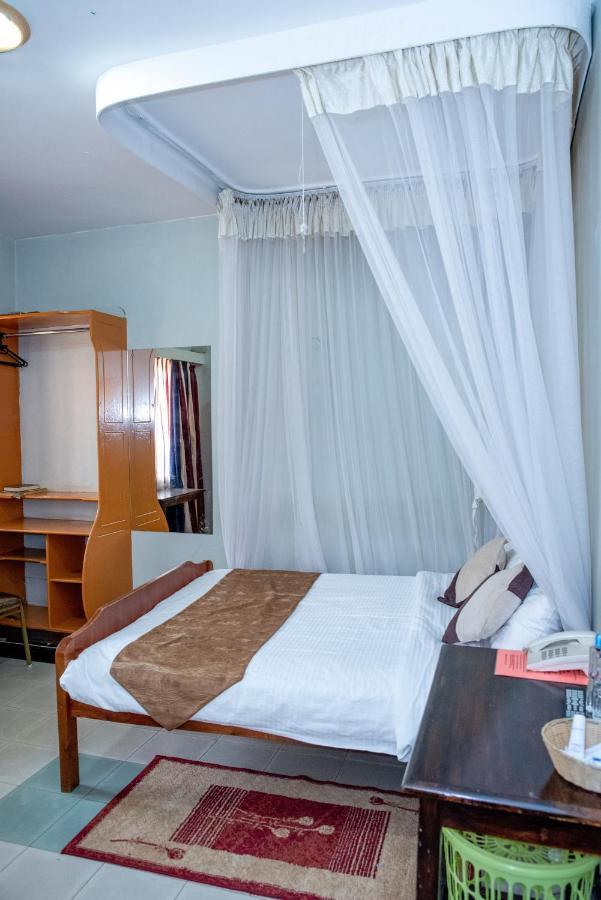 Jupiter Guest House - Parklands Найроби Экстерьер фото