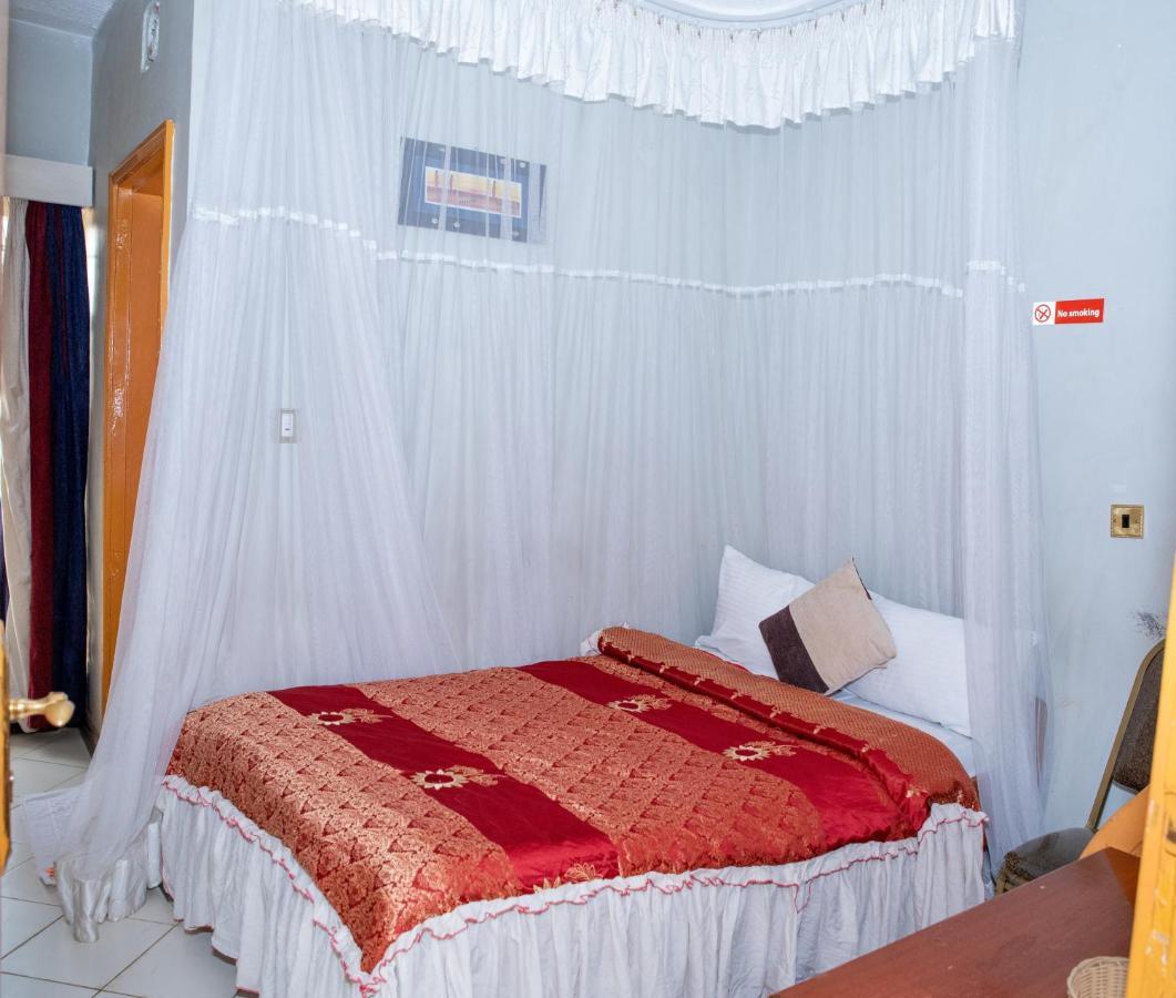 Jupiter Guest House - Parklands Найроби Экстерьер фото