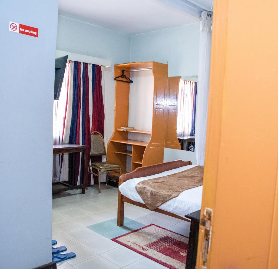 Jupiter Guest House - Parklands Найроби Экстерьер фото