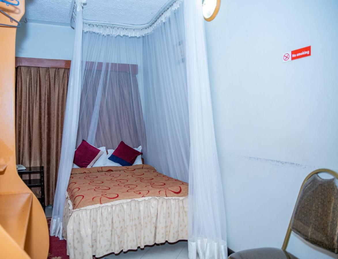 Jupiter Guest House - Parklands Найроби Экстерьер фото