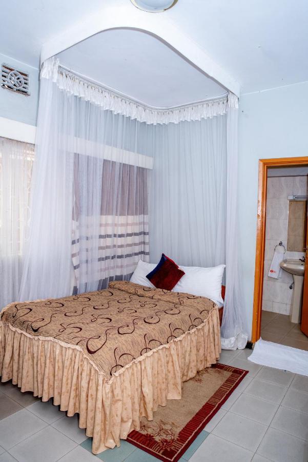 Jupiter Guest House - Parklands Найроби Экстерьер фото