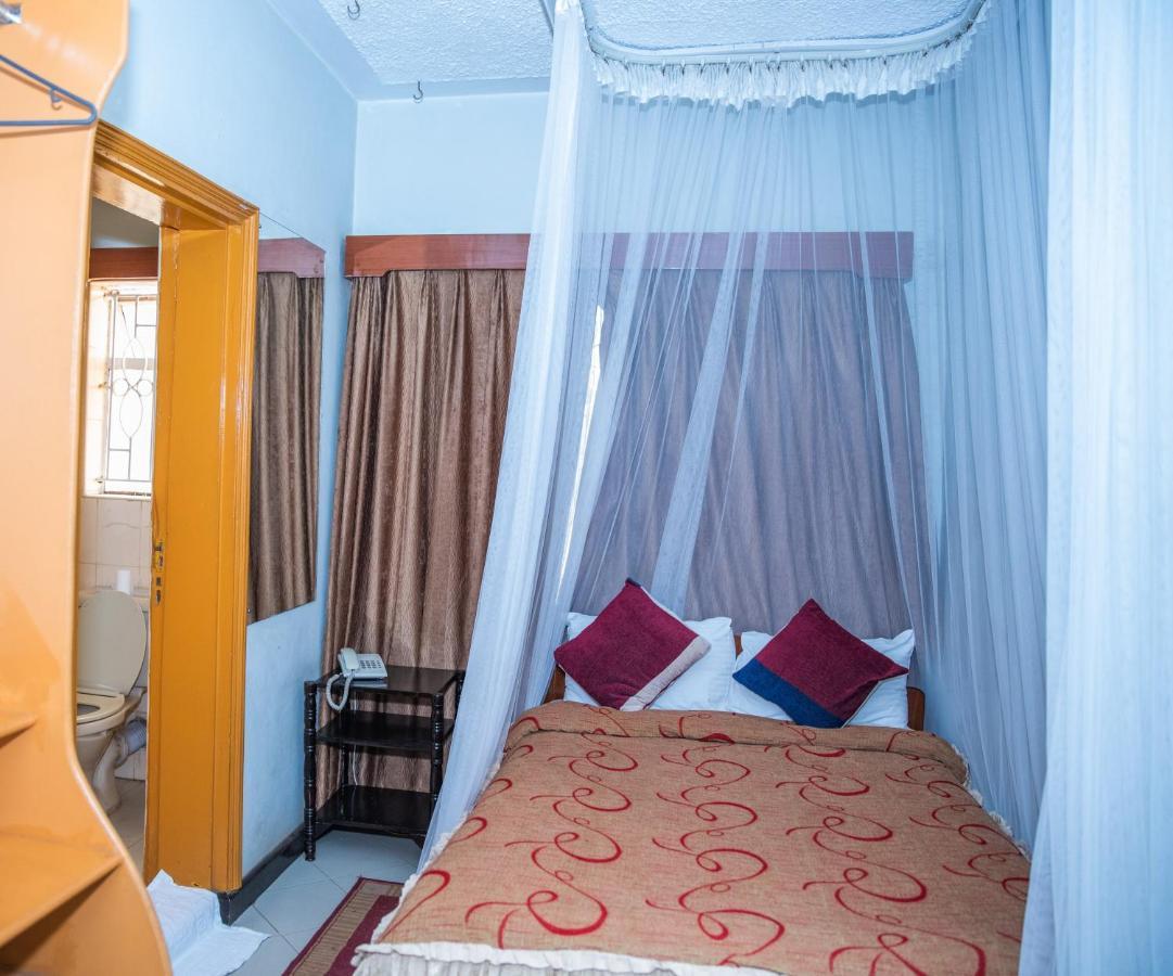 Jupiter Guest House - Parklands Найроби Экстерьер фото